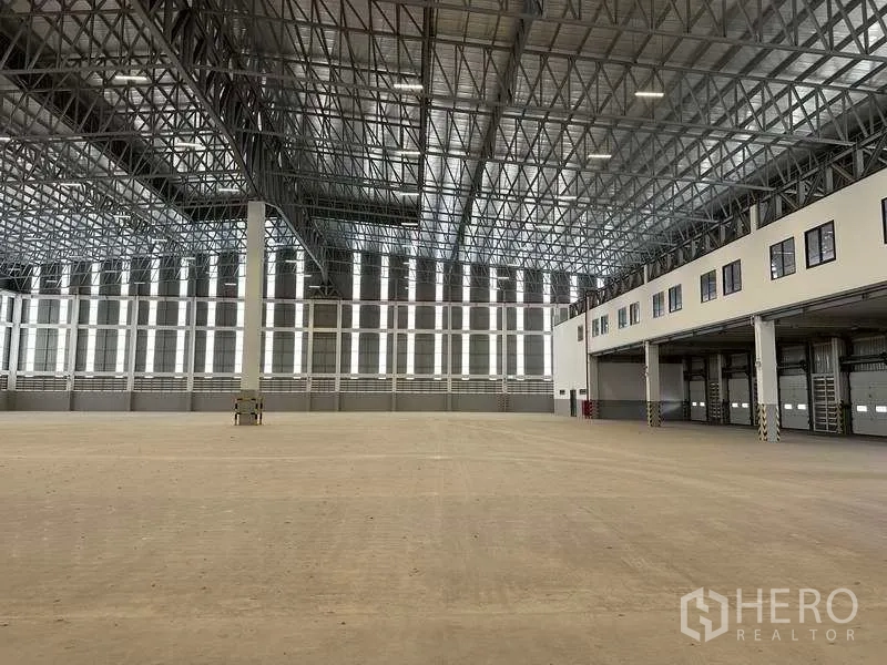 工厂 出租或出售在Samut Prakan - 超大仓库空间，高架屋顶与连续装卸区。