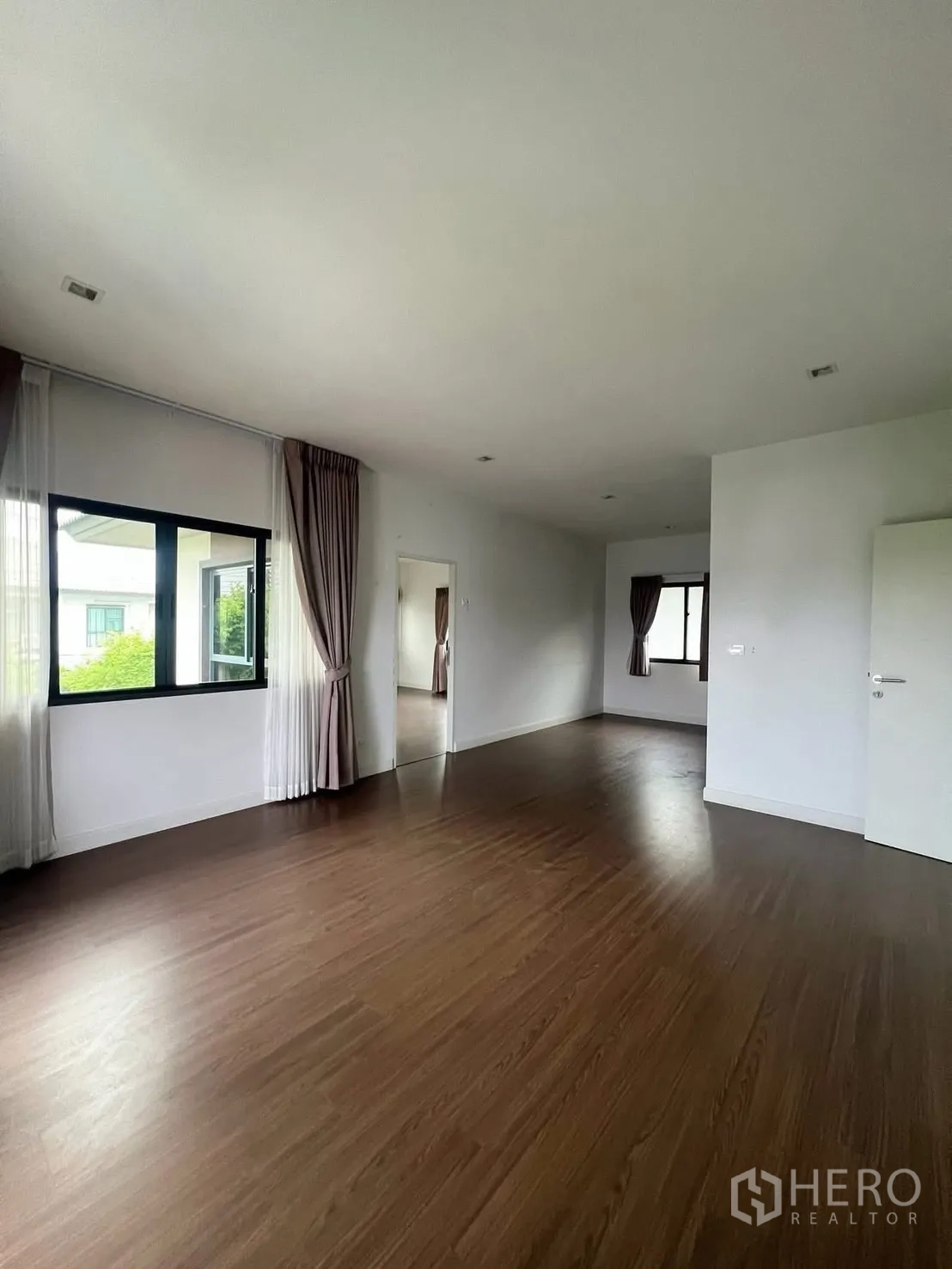 บ้านเดี่ยว for rent in Bang Phli, Samut Prakan - ห้องชั้นบนกว้าง ปูพื้นลามิเนต พร้อมหน้าต่างและผ้าม่าน