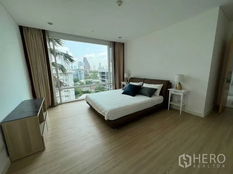 คอนโด ขายในWatthana, Bangkok - ห้องนอนกว้างพร้อมหน้าต่างเต็มบาน พื้นไม้ และวิวสกายไลน์