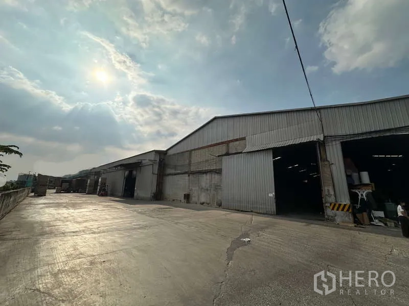 货栈 出租在Mueang Pathum Thani, Pathum Thani - 工业仓库正立面，超大滑门，卡车出入便捷。