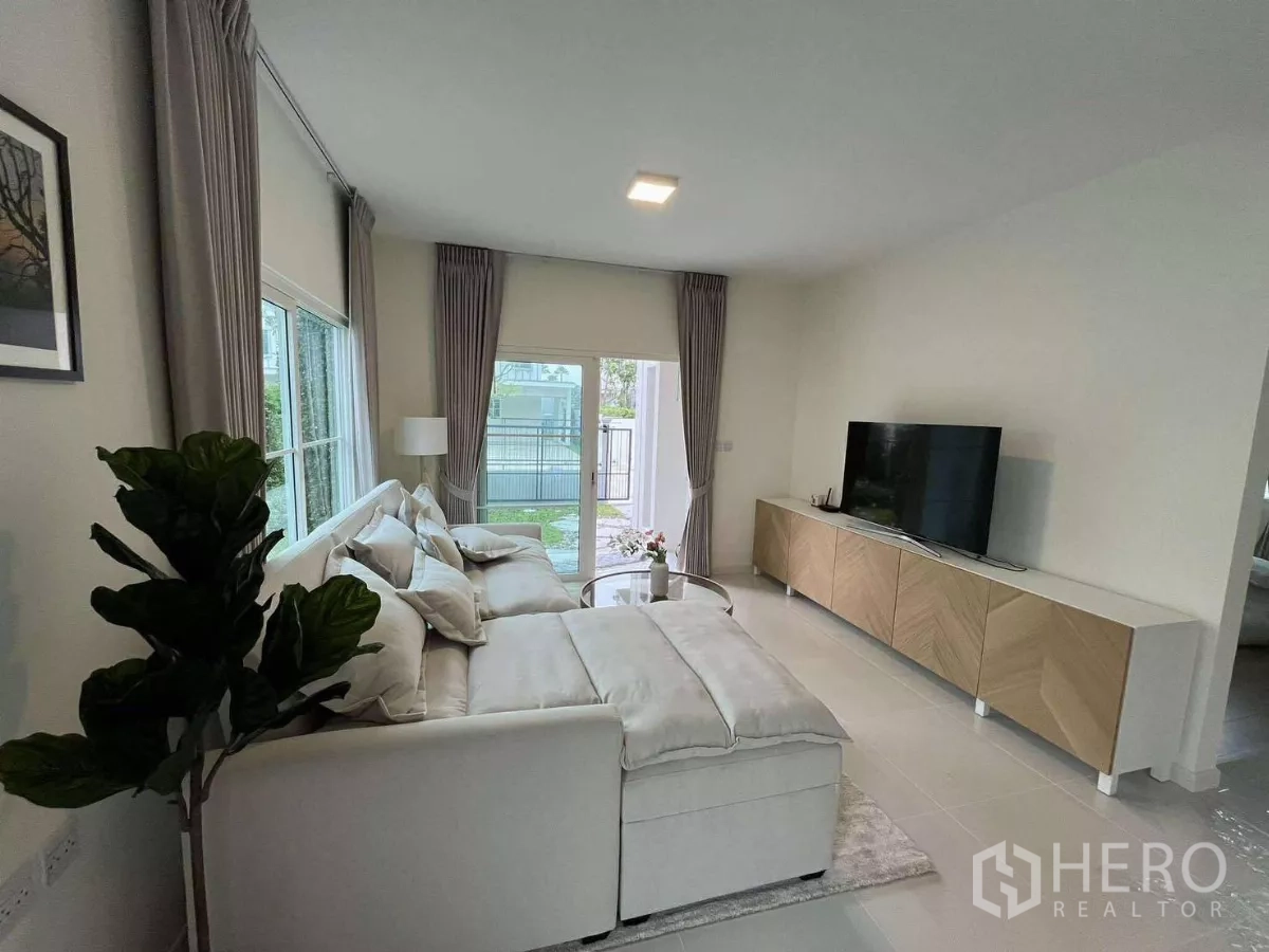 Detached House for rent in Bang Phli, Samut Prakan - Living area view toward TV and garden access in Bang Phli detached home.