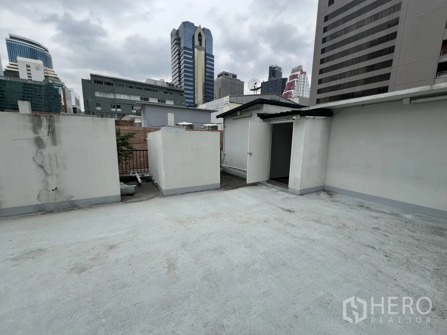 อาคารพาณิชย์ ให้เช่าในBang Rak, Bangkok - ดาดฟ้ามองเห็นวิวสกายไลน์เมืองและห้องบริการ