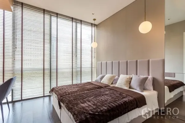 คอนโด ให้เช่าในKhlong Toei, Bangkok - ห้องนอนสว่างไสว กระจกสูงจรดเพดาน ม่านบังตา และไฟแขวน