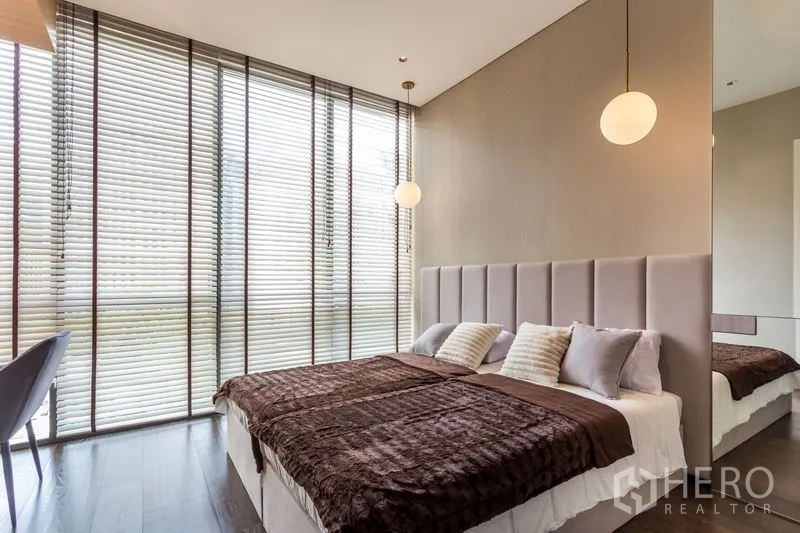 คอนโด ให้เช่าในKhlong Toei, Bangkok - ห้องนอนสว่างไสว กระจกสูงจรดเพดาน ม่านบังตา และไฟแขวน