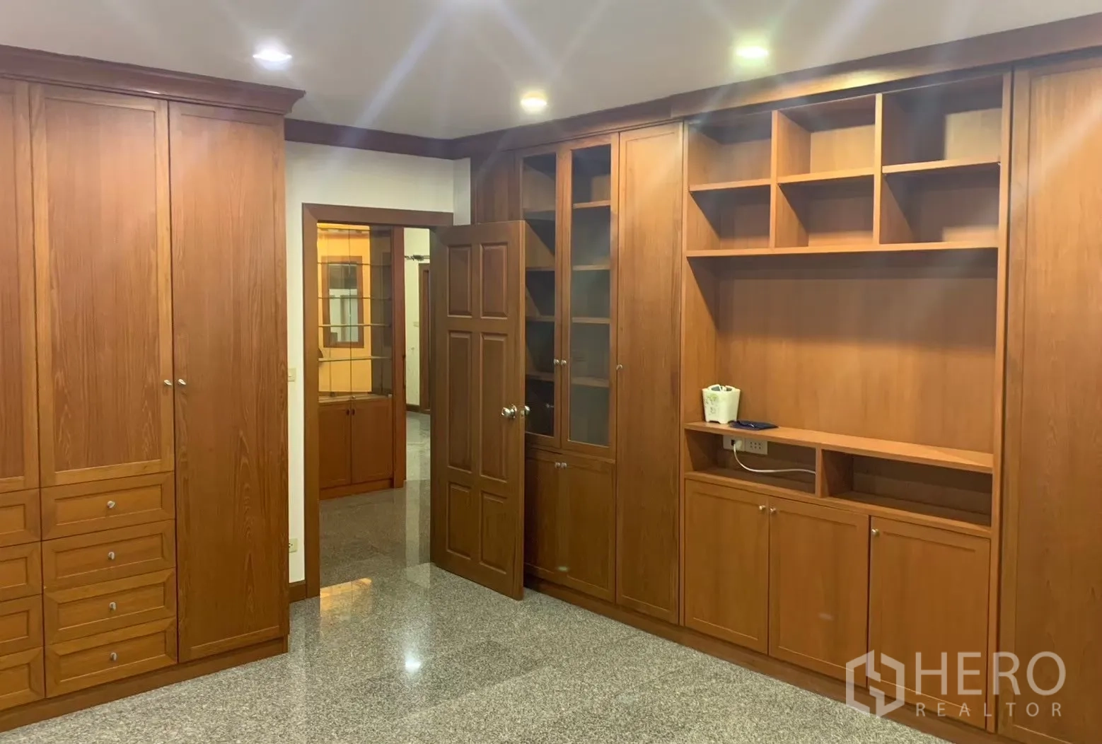 บ้าน ให้เช่าในWatthana, Bangkok - ห้องนอน/ห้องทำงานพร้อมตู้บิวท์อินเต็มผนัง