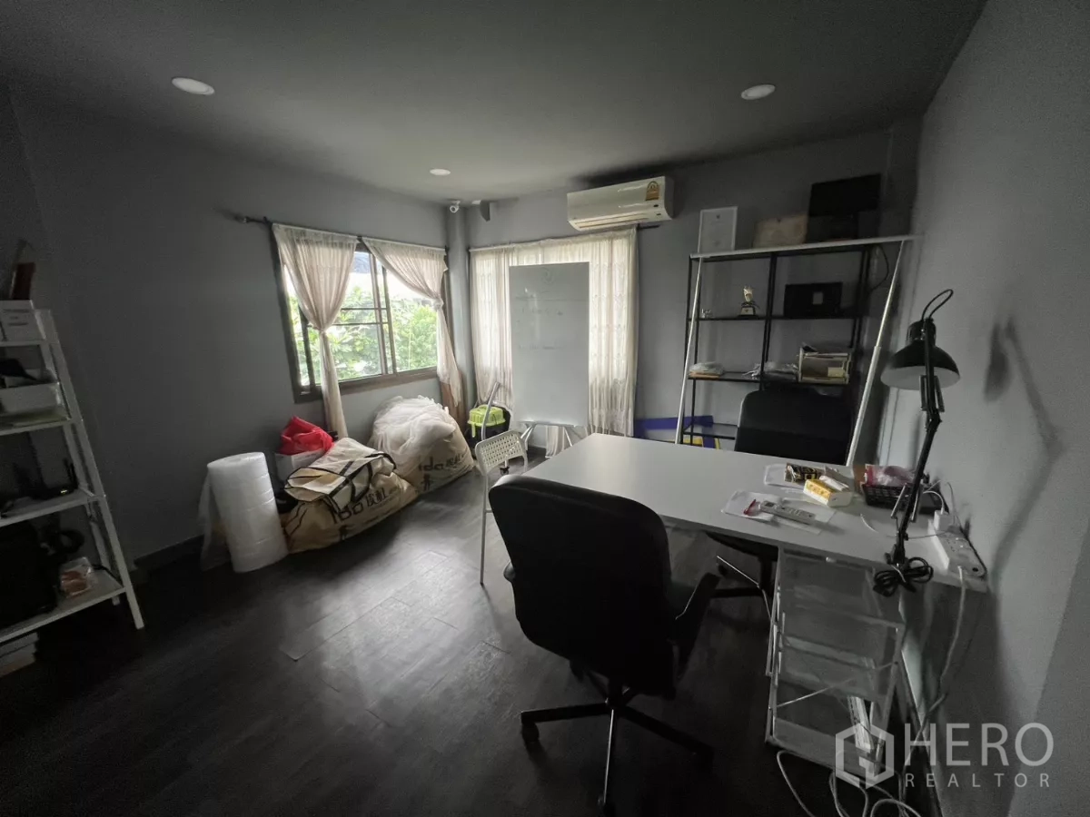 零售空间 出租在Watthana, Bangkok - 转角办公室，书桌、置物架与窗帘窗户。