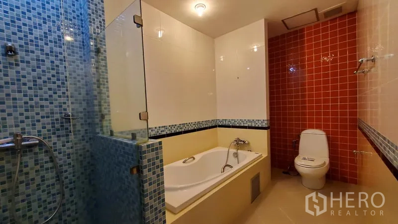 คอนโด ให้เช่าในKhlong Toei, Bangkok - ห้องน้ำพร้อมอ่างอาบน้ำ ห้องอาบน้ำกระจกแยกส่วน และกระเบื้องโมเสกสีน้ำเงิน