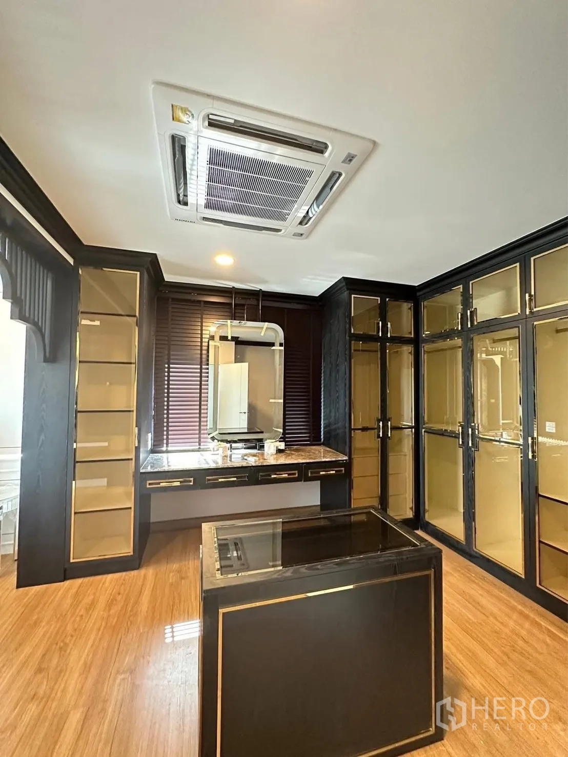 บ้านเดี่ยว for rent in Bang Phli, Samut Prakan - ห้องแต่งตัวกว้าง ตู้เสื้อผ้าบานกระจก โต๊ะไอส์แลนด์ และแอร์ฝังฝ้า