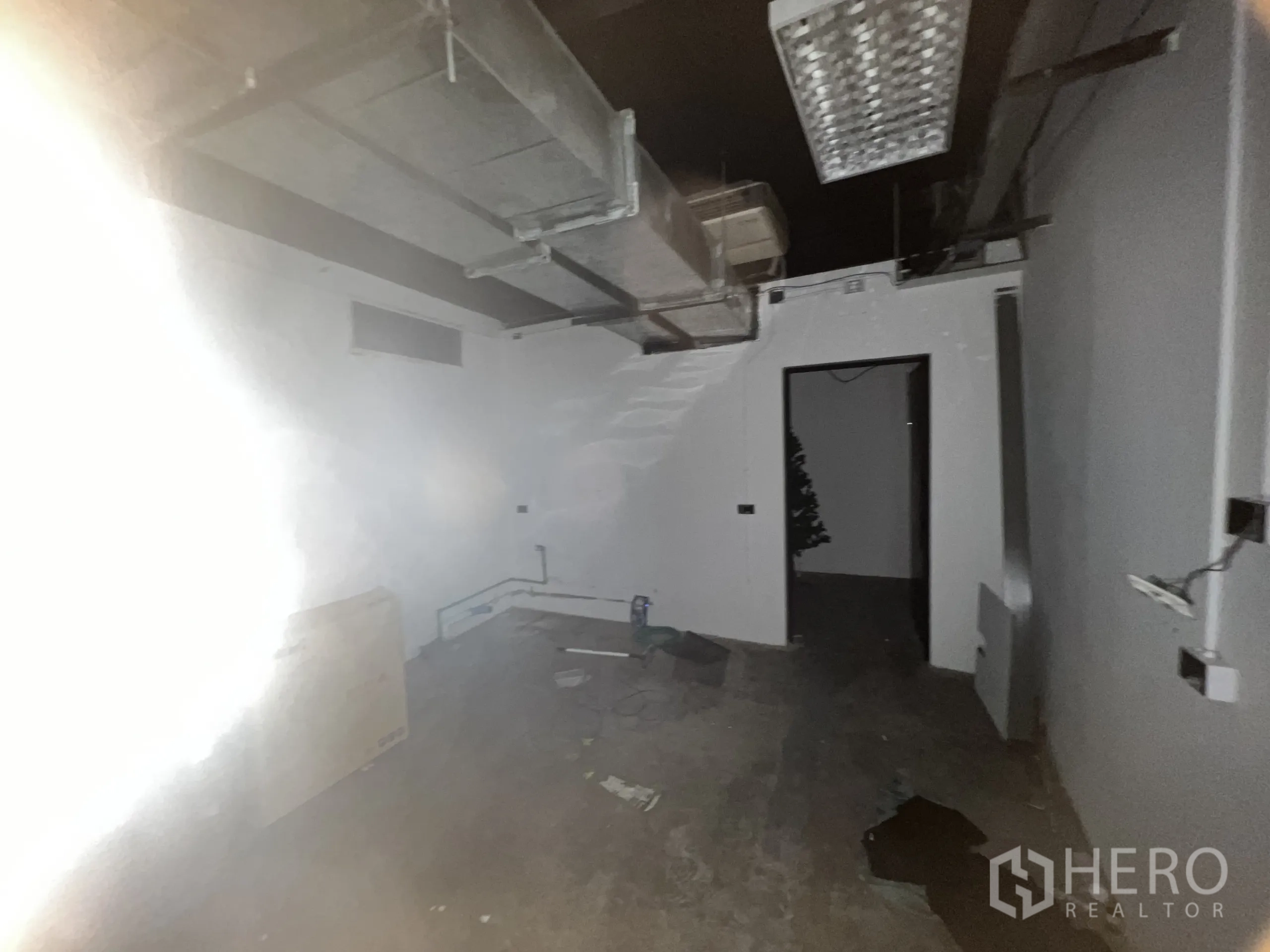 零售空间 出租在Watthana, Bangkok - 设备间，风管明装、灯光明亮，通向后区的门。