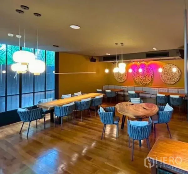 零售空间 出租在Yan Nawa, Bangkok - 私享包间，吊灯、木地板与卡座，现代装饰。