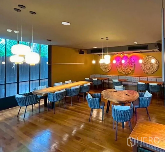 零售空间 出租在Yan Nawa, Bangkok - 私享包间，吊灯、木地板与卡座，现代装饰。