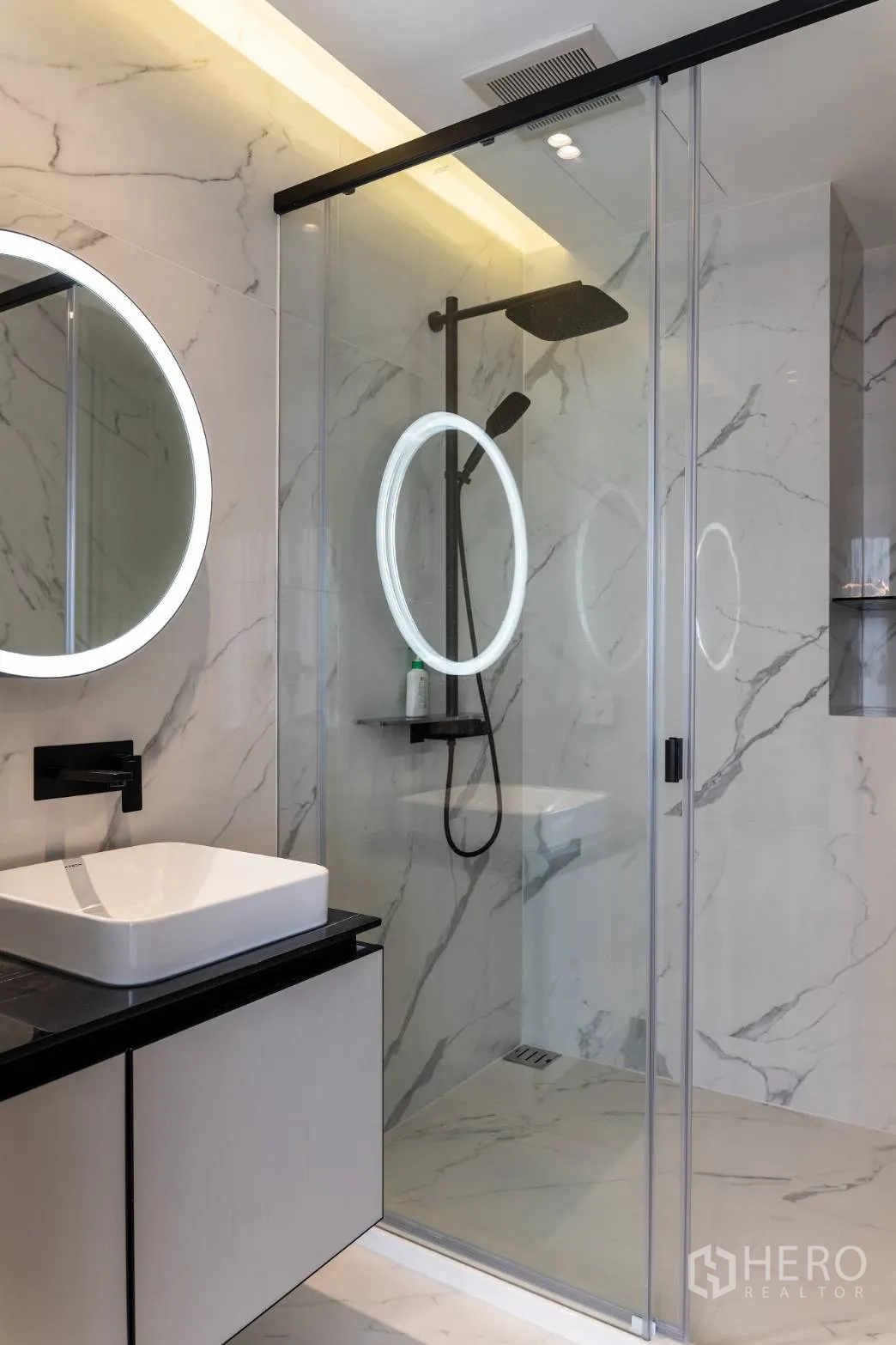 公寓 出售在Ratchathewi, Bangkok - 雨淋花洒与带灯圆形镜子的近景，大理石墙地。