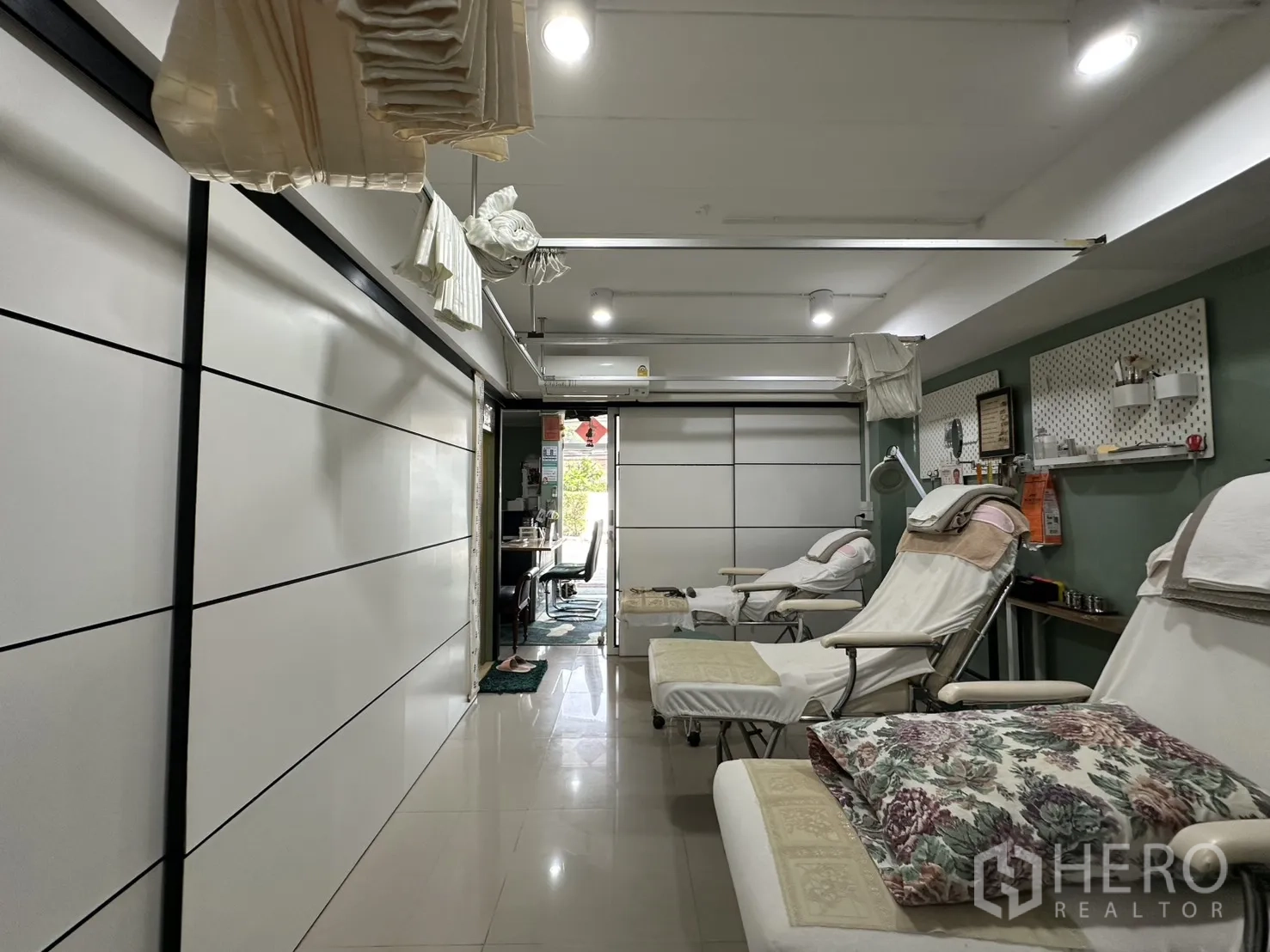 店屋 for rent in Phra Khanong, Bangkok - 长形开放空间，护理床与白色推拉隔断。