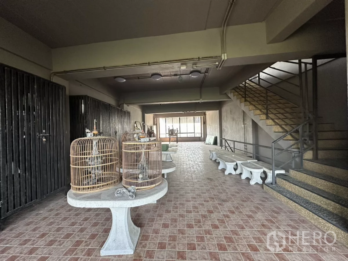 店屋 出租在Bang Na, Bangkok - 开放楼层，长形通道、楼梯出入口与一侧储物柜。