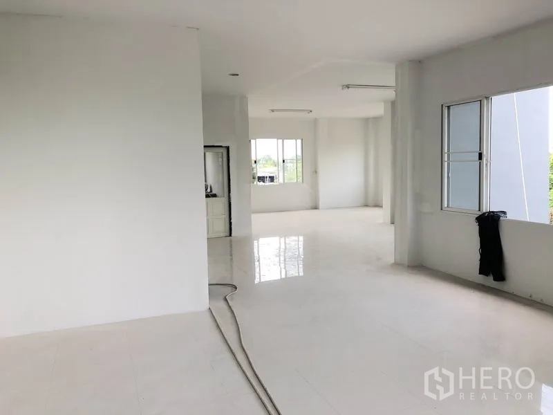 货栈 出租或出售在Lam Luk Ka, Pathum Thani - 明亮的办公楼层，白色瓷砖地面与大窗户。