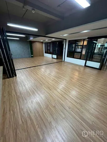 สำนักงาน ให้เช่าในSamphanthawong, Bangkok - พื้นที่ทำงานแบบโอเพ่นสเปซกว้าง พื้นลายไม้ ผนังกระจกพับได้ และไฟเส้น LED