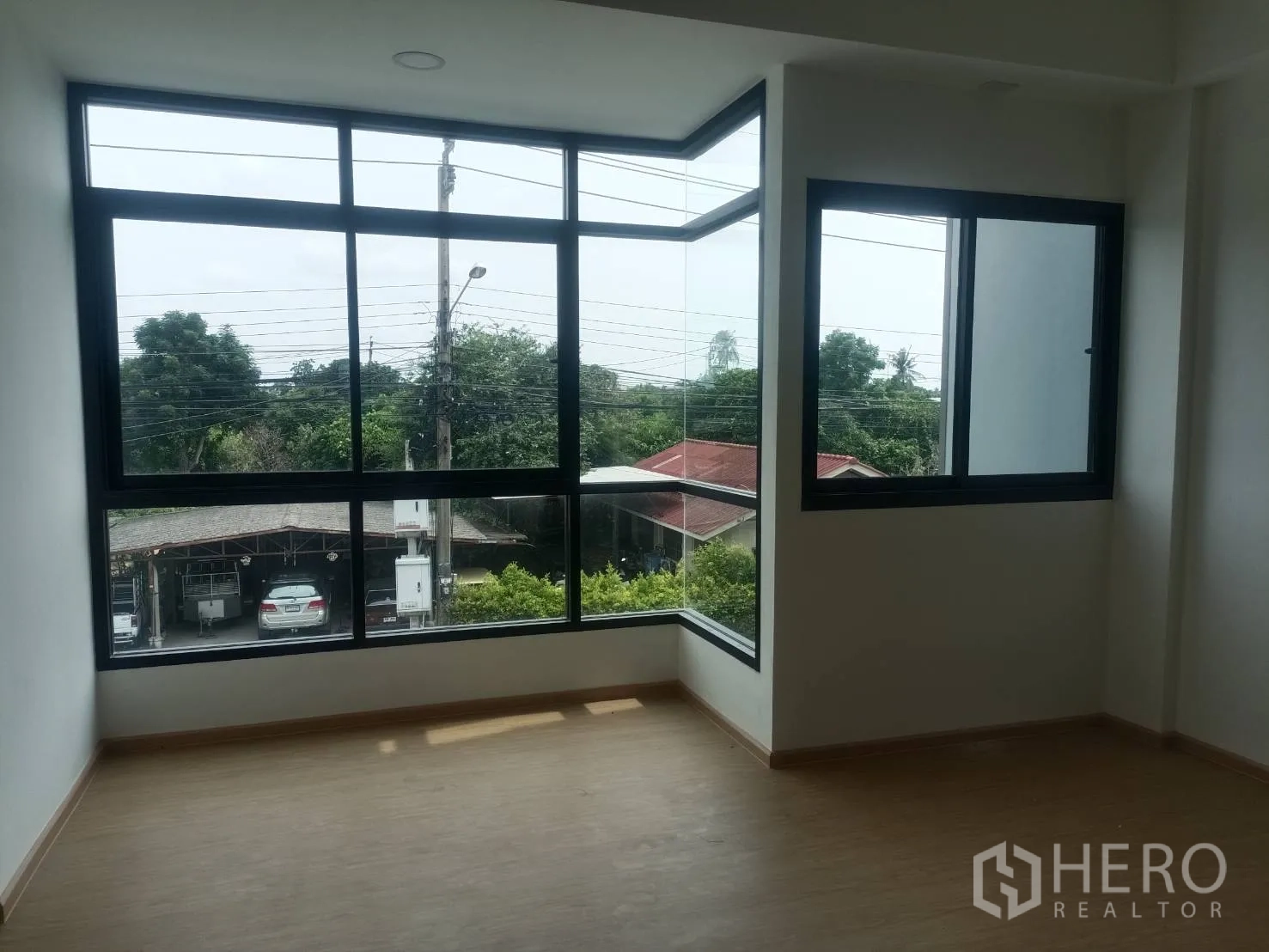 สำนักงานที่บ้าน ขายในBang Yai, Nonthaburi - ห้องมุมกระจกตัวแอล มองวิวถนนด้านหน้า