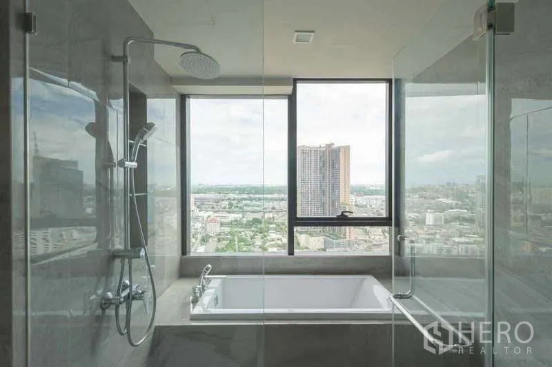 คอนโด ให้เช่าในKhlong Toei, Bangkok - ห้องน้ำหรูมีอ่างอาบน้ำ เรนชาวเวอร์ และหน้าต่างบานใหญ่ชมวิวกรุงเทพฯ ใน Ideo Q สุขุมวิท 36