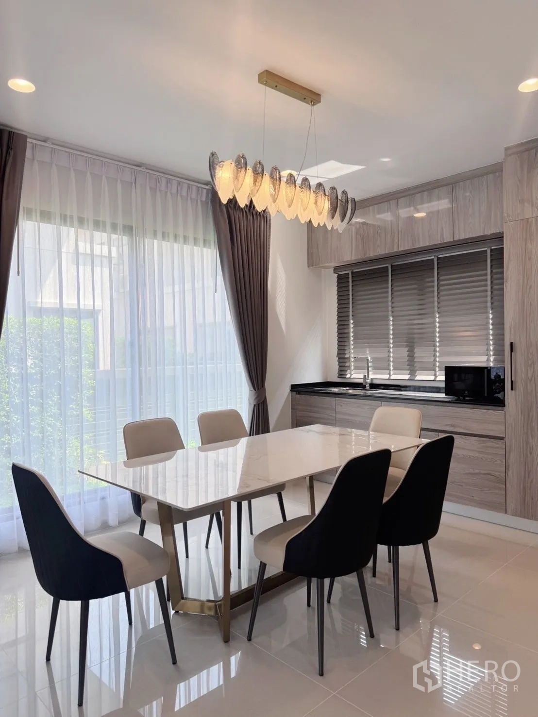 บ้าน ให้เช่าหรือขายในBang Kapi, Bangkok - ส่วนรับประทานอาหาร โคมไฟระย้าโมเดิร์น ข้างตู้ครัวบิลท์อิน