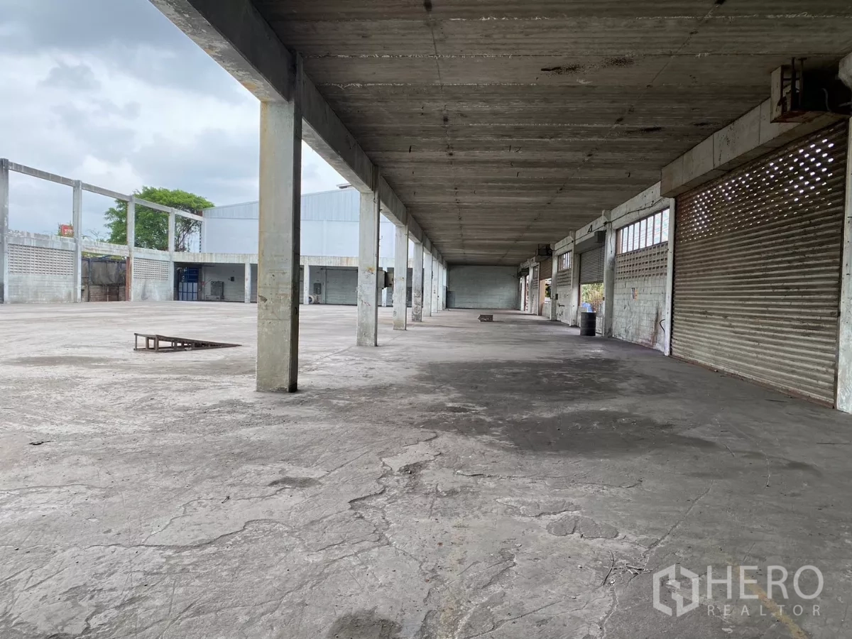 โรงงาน ขายในBang Phli, Samut Prakan - โถงยาวมีประตูม้วนหันหน้าเข้าสู่ลาน