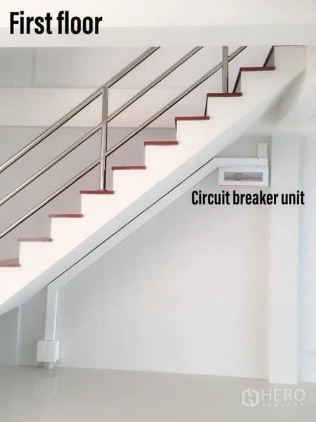 สำนักงานที่บ้าน ให้เช่าในMin Buri, Bangkok - พื้นที่ใต้บันไดชั้นล่าง แสดงตู้เซอร์กิตเบรกเกอร์