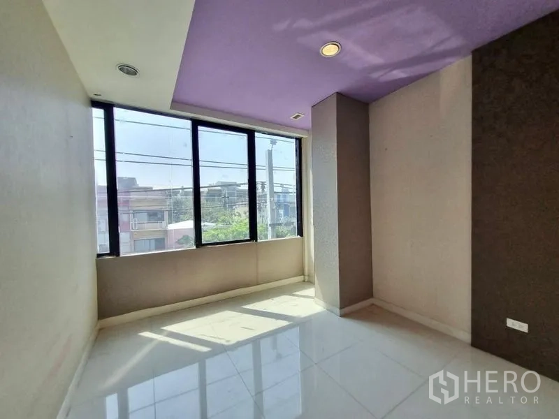 店屋 出租在Watthana, Bangkok - 转角房，大窗采光充足，紫色顶面与亮面地砖。