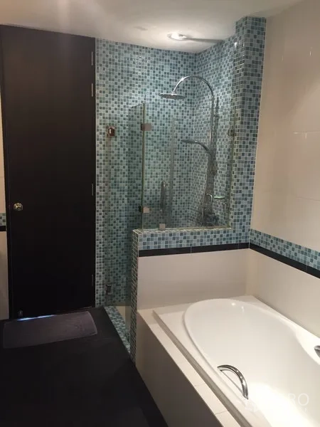 คอนโด ให้เช่าในKhlong Toei, Bangkok - ห้องน้ำมีอ่างอาบน้ำและตู้ฝักบัวกระจก ปูกระเบื้องโมเสก