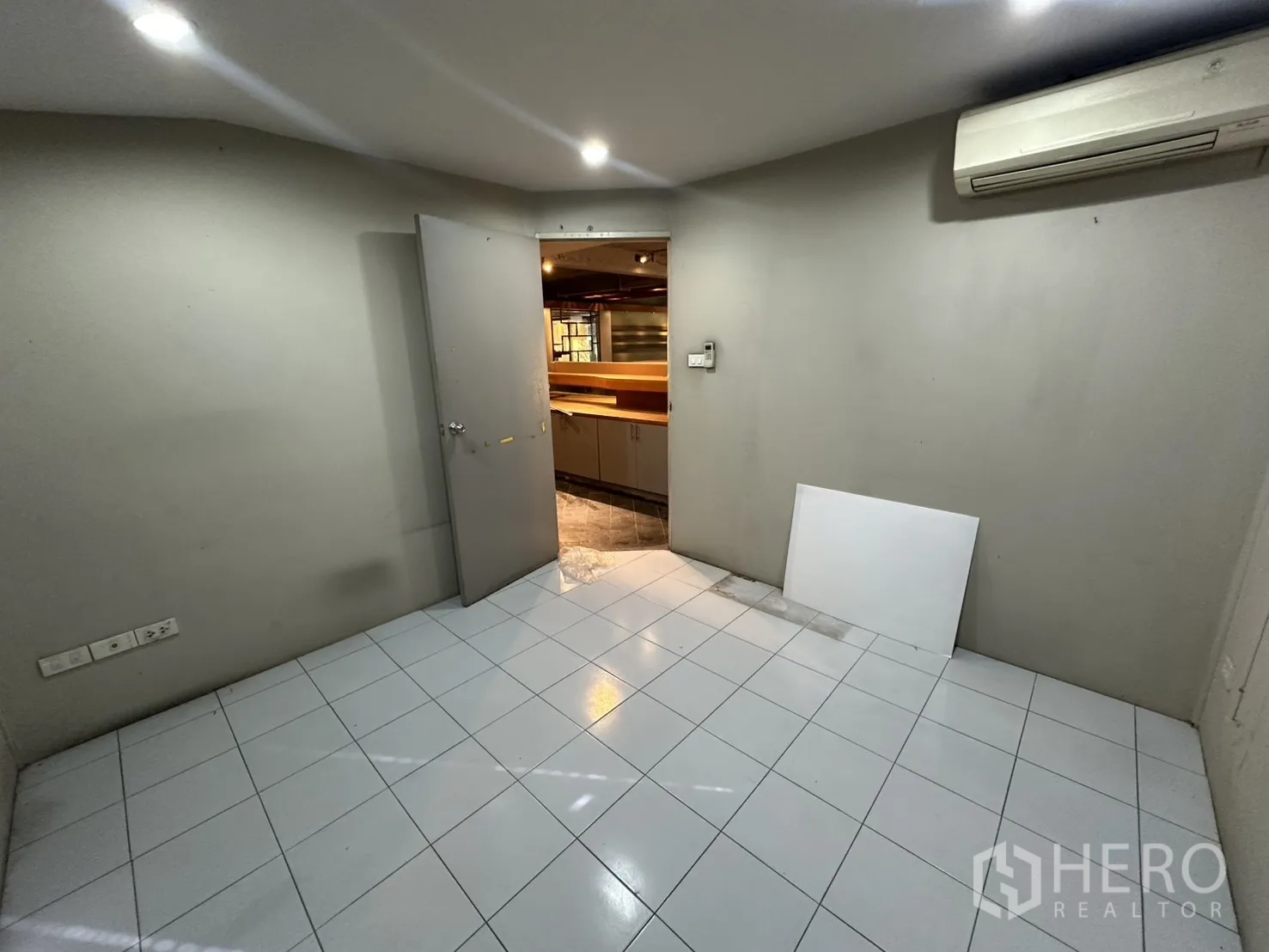 Retail Space for rent in Watthana, Bangkok - Compact air‑conditioned office or storage room with white tile floor and gray walls.