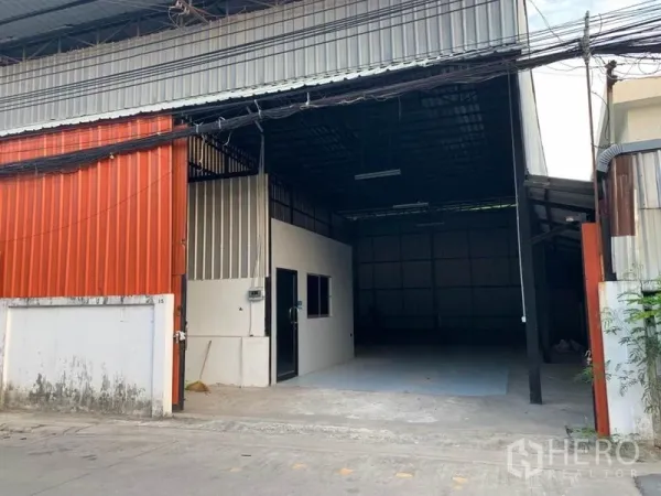 คลังสินค้า ให้เช่าในBang Kapi, Bangkok - ลานขนถ่ายสินค้าแบบมีหลังคา เพดานสูง และมีห้องออฟฟิศติดกับทางเข้าโกดัง
