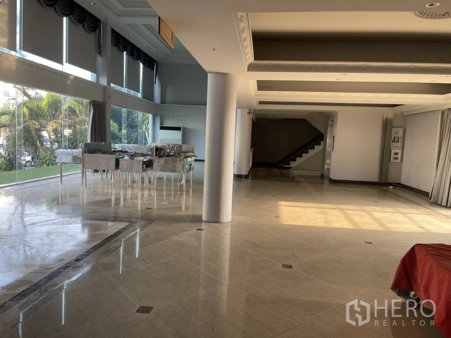 สำนักงานที่บ้าน ให้เช่าหรือขายในHuai Khwang, Bangkok - ฮอลล์กว้างผนังกระจกมองเห็นสวน พื้นหินขัดเงา