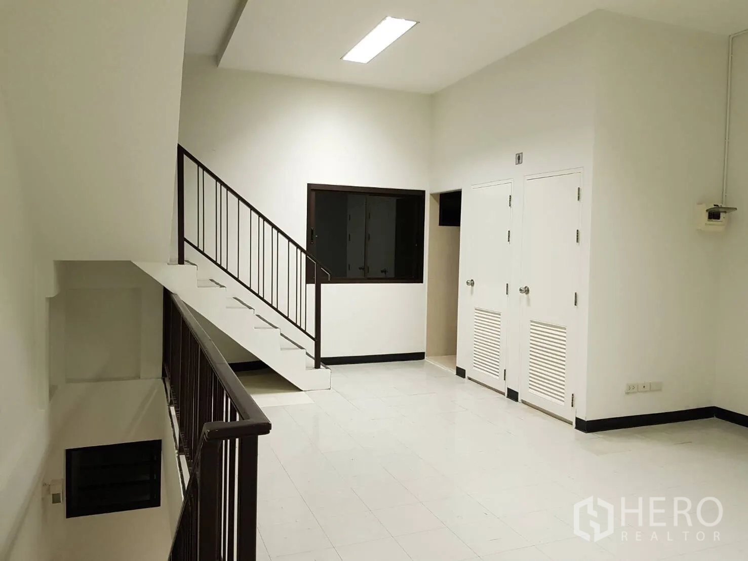 พื้นที่ขายปลีก ขายในPak Kret, Nonthaburi - โถงชั้นสอง มีบันได ตู้เก็บของ และพื้นกระเบื้องสีขาว