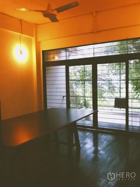 สำนักงานที่บ้าน ให้เช่าในChatuchak, Bangkok - ห้องประชุมมีพัดลมเพดานและประตูกระจกบานเลื่อนมองเห็นต้นไม้