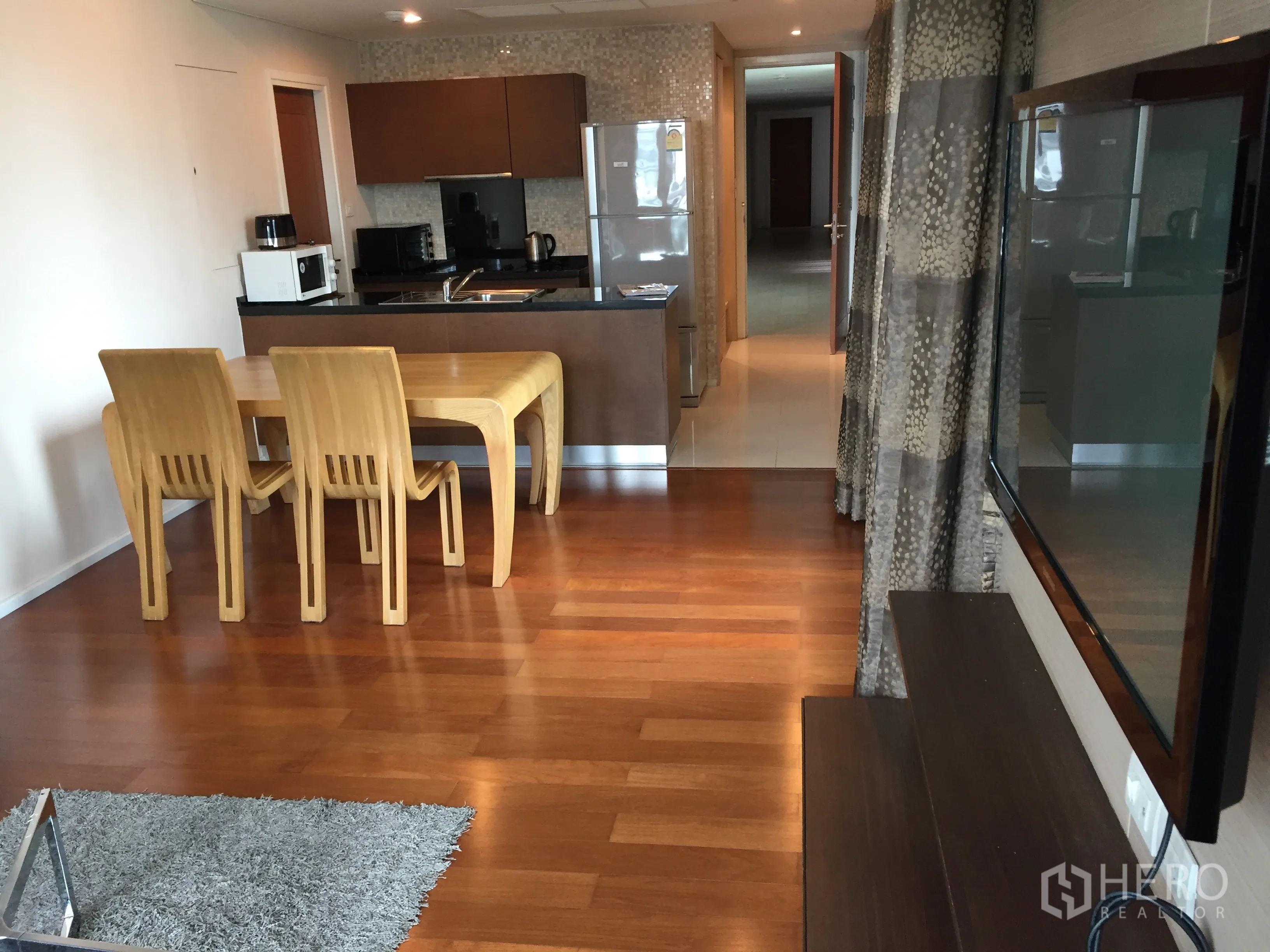 คอนโด ให้เช่าหรือขายในWatthana, Bangkok - ครัวแบบเปิดและพื้นที่ทานอาหาร พื้นไม้ เครื่องใช้ไฟฟ้าครบ ในคอนโดกรุงเทพฯ