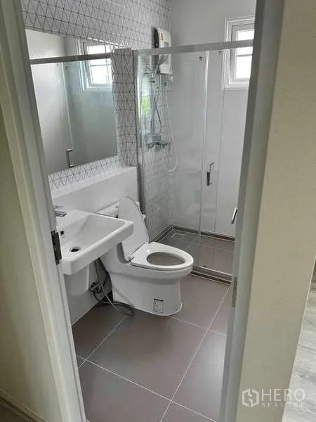 Detached House for sale in Bang Phli, Samut Prakan - Compact bathroom with glass shower enclosure and modern fixtures