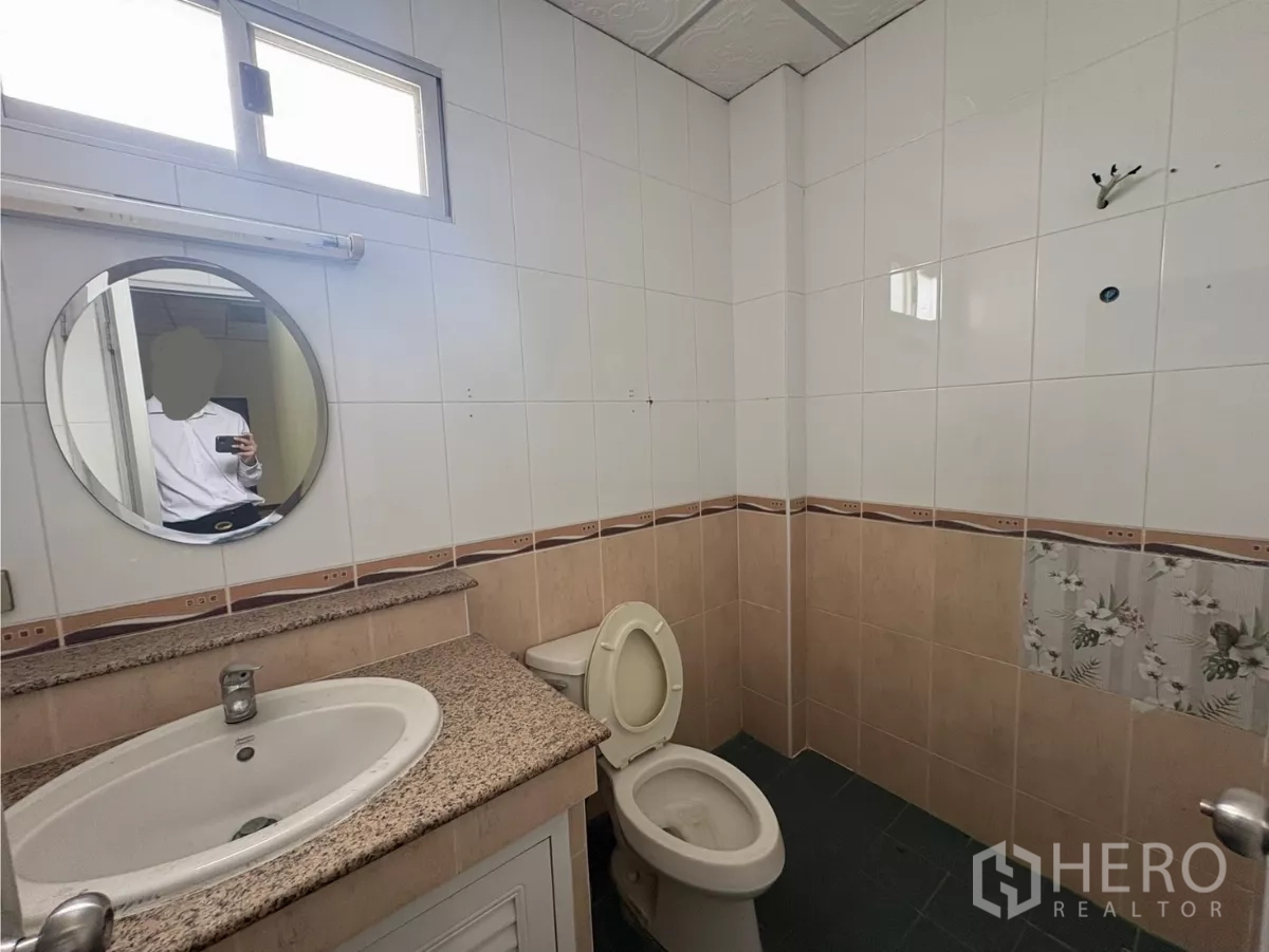 คลังสินค้า ให้เช่าในBang Phli, Samut Prakan - ห้องน้ำสะอาดพร้อมอ่างล้างหน้า กระจก และโถสุขภัณฑ์