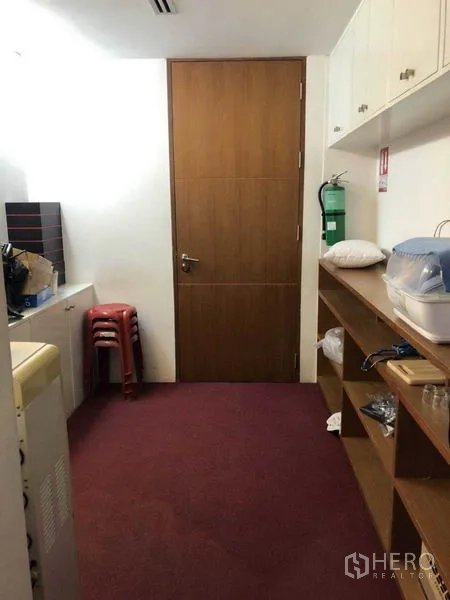 สำนักงาน ขายในWatthana, Bangkok - ห้องแพนทรี/ห้องอเนกประสงค์ มีชั้นเก็บของ พรมแดง และถังดับเพลิง