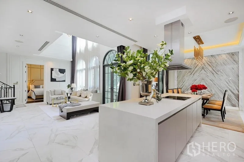 บ้าน ให้เช่าหรือขายในWatthana, Bangkok - ครัวไอแลนด์สีขาวเชื่อมต่อพื้นที่นั่งเล่นและรับประทานอาหาร