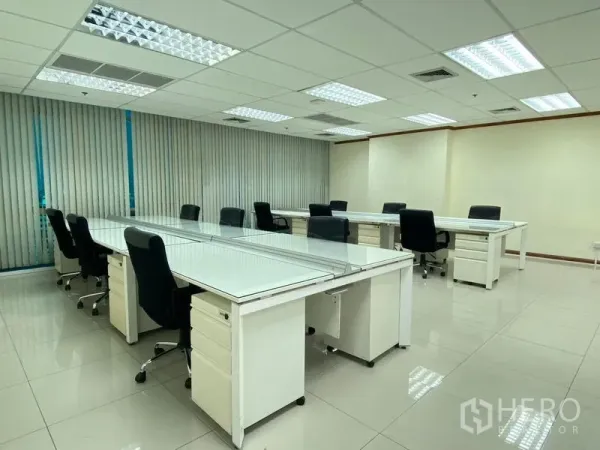 Office Space for rent in Huai Khwang, Bangkok - Large open-plan office with rows of white desks, drawers and task chairs.