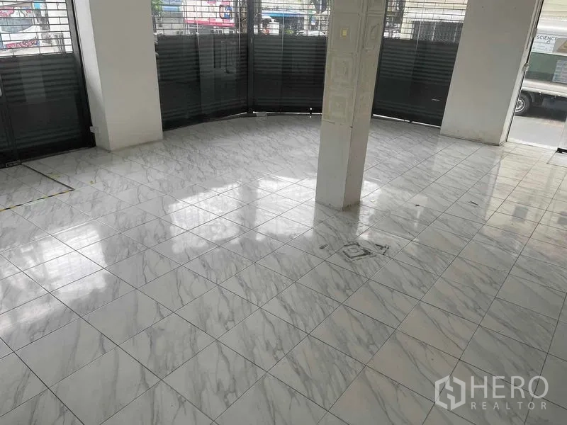 อาคารพาณิชย์ ให้เช่าในKhlong Toei, Bangkok - พื้นที่โชว์รูมชั้นล่าง หน้ากระจกโค้ง พื้นกระเบื้องเงางาม