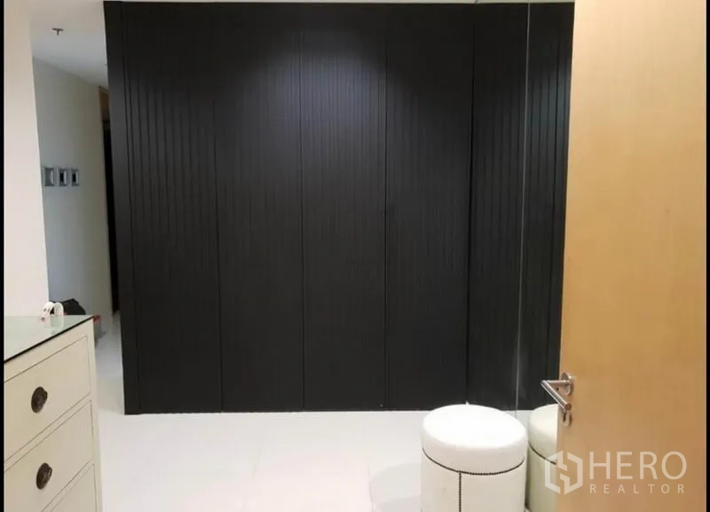 公寓 出租在Sathon, Bangkok - 宽敞更衣区，大型黑色嵌入式衣柜与圆形坐墩。