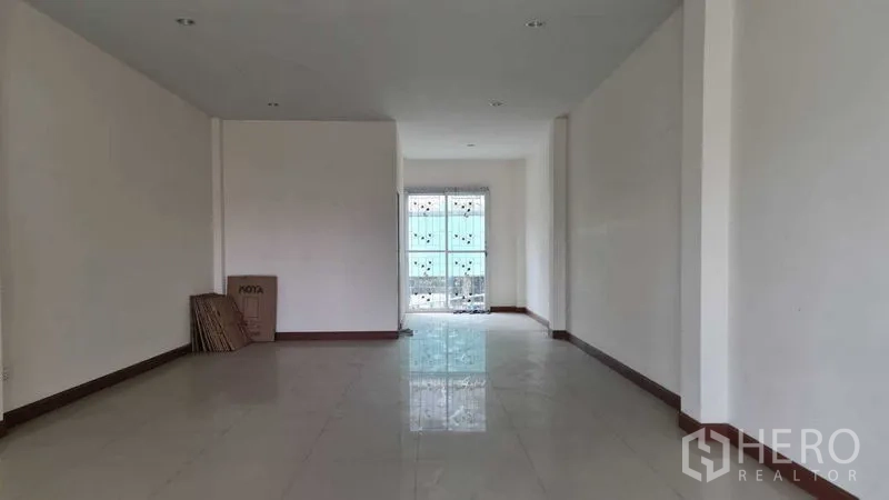 联排别墅 for 在Lam Luk Ka, Pathum Thani - 从入口望向纵深客厅的空房。