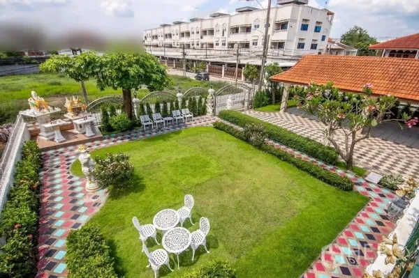 独立式住宅 出租或出售在Bang Khen, Bangkok - 俯瞰方正大草坪，四周彩砖步道，设有户外座椅与电动大门及车棚。