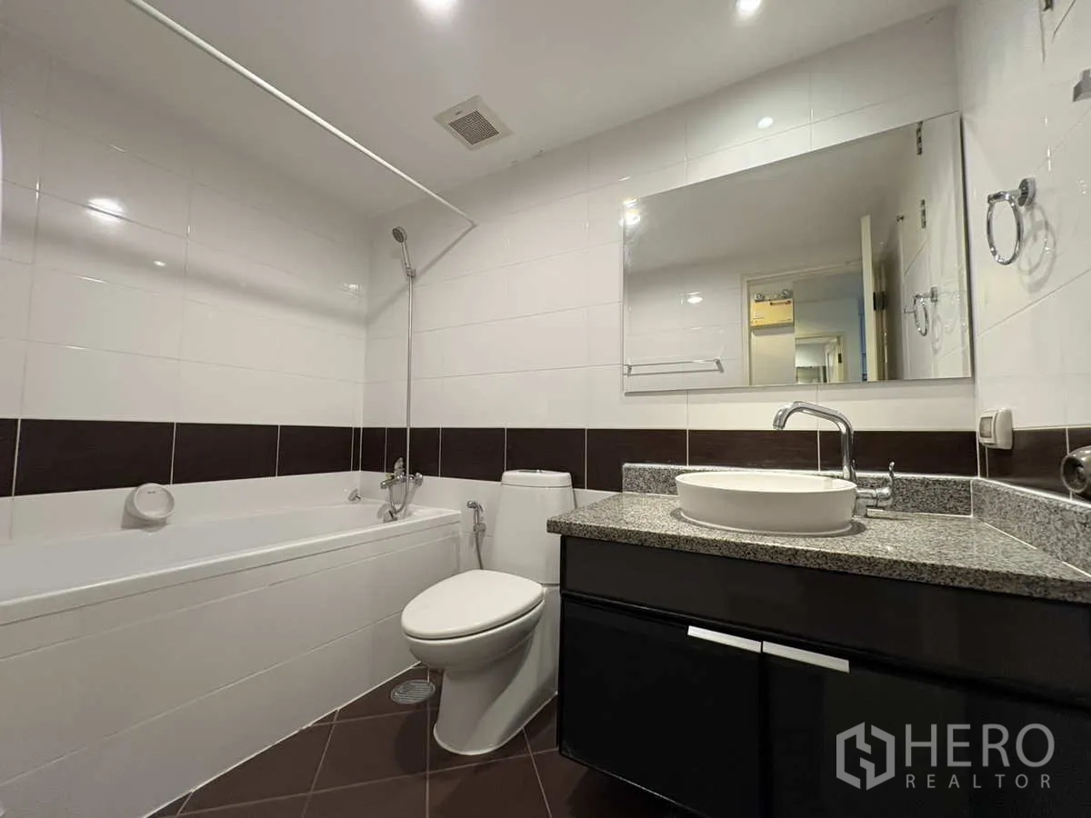 公寓 出租在Khlong Toei, Bangkok - 干净浴室，带浴缸＋淋浴、台上盆与大镜面。