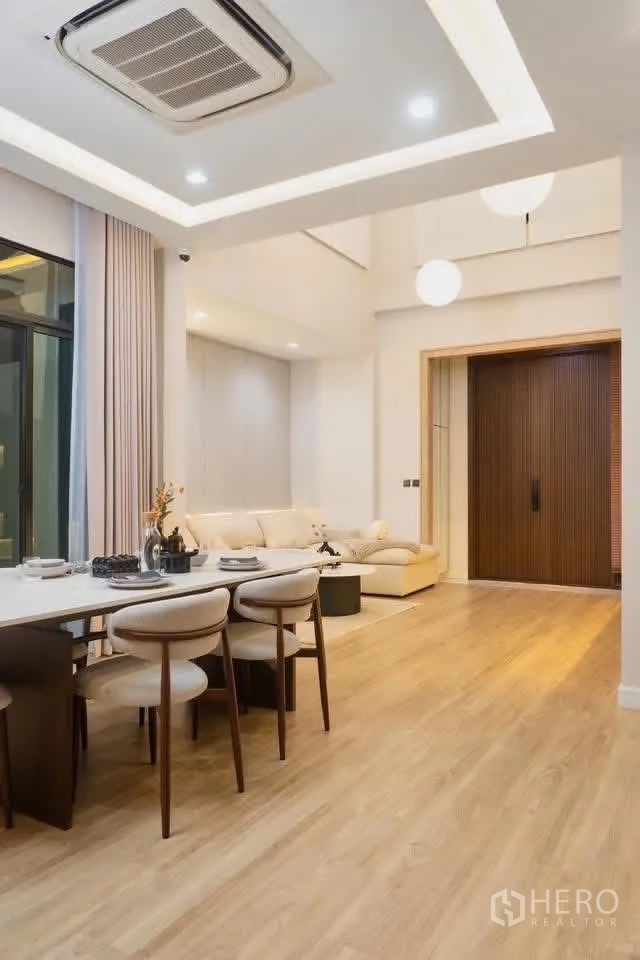 独栋房屋 for rent in Phra Khanong, Bangkok - 餐区面向客厅，层次吊顶与宽大的木质入户门。