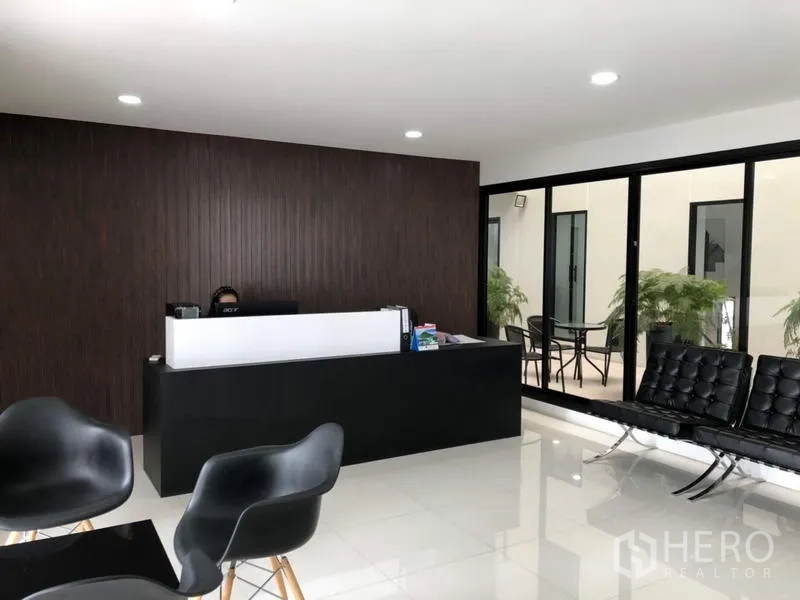 สำนักงาน ให้เช่าในPrawet, Bangkok - ล็อบบี้ต้อนรับพร้อมเคาน์เตอร์รีเซ็พชัน เก้าอี้รับรอง และมุมมองคอร์ตยาร์ด