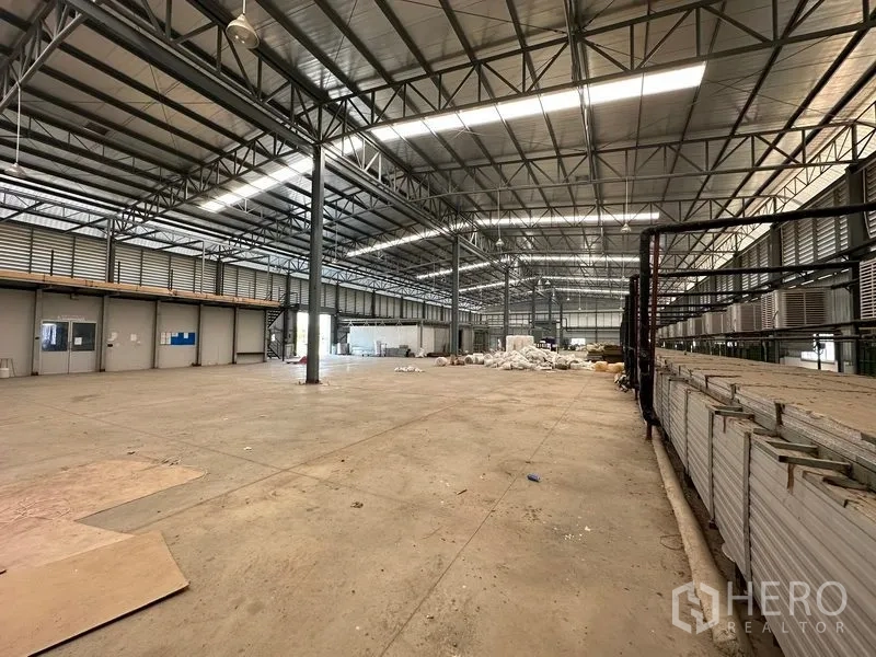 工厂 出售在Phra Nakhon Si Ayutthaya - 宽敞的生产大厅，清爽通透的大跨钢梁与开阔地面。