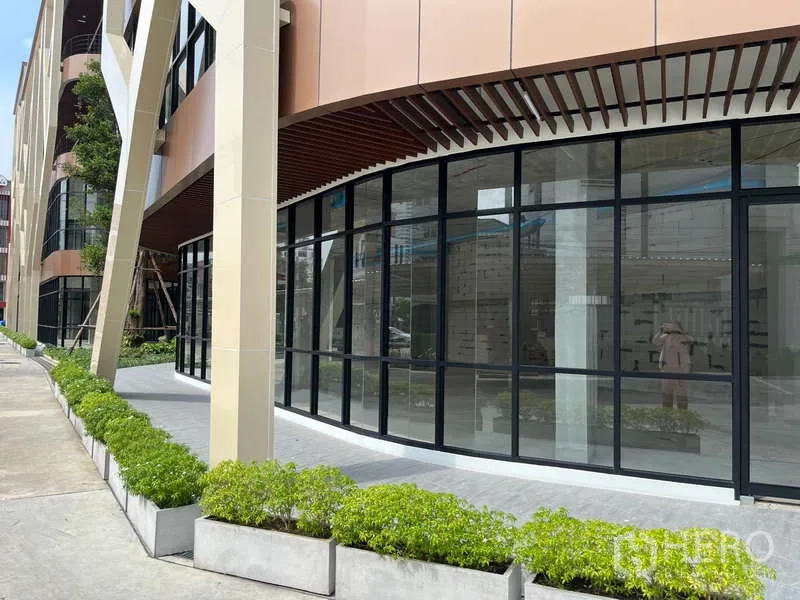 零售空间 出租在Phra Khanong, Bangkok - 一层店面外立面，整面落地窗与格栅雨棚