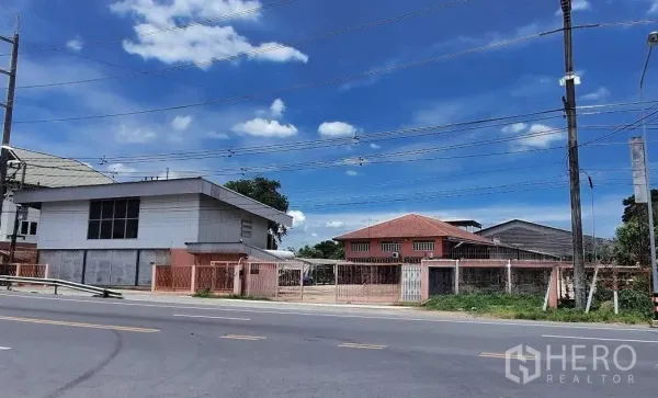 货栈 出租在Lam Luk Ka, Pathum Thani - 临街工业园入口，带围栏与仓库/办公楼，蓝天之下