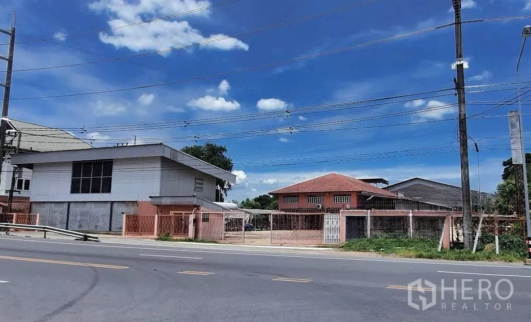 货栈 出租在Lam Luk Ka, Pathum Thani - 临街工业园入口，带围栏与仓库/办公楼，蓝天之下