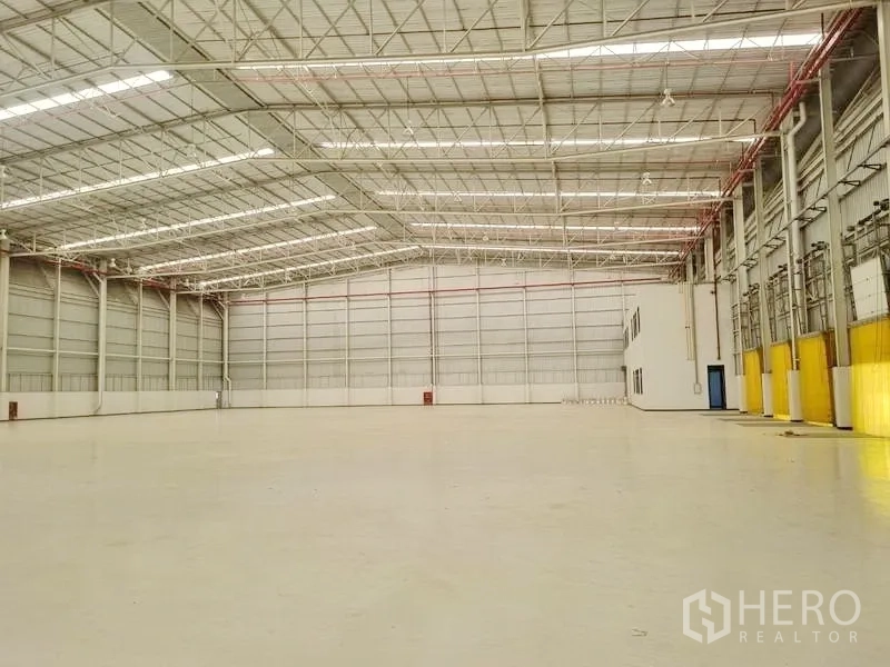 工厂 出租在Bang Pakong, Chachoengsao - 高挑通透的工厂车间，无遮挡大空间，采光天窗与消防管线一应俱全。